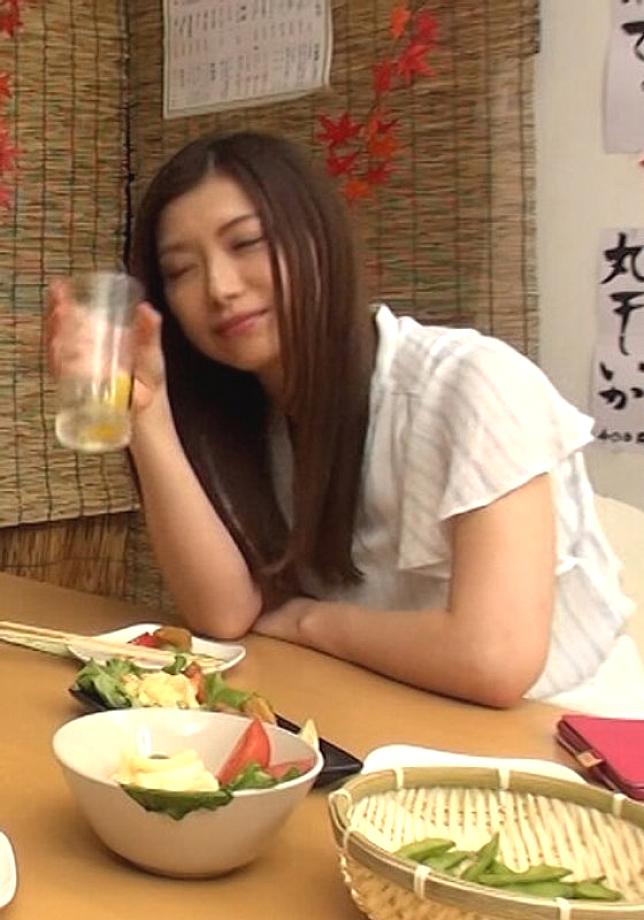 H_1724P009G00008 I let a senior woman who missed the last train stay at my house...I want to do it with an older woman like her!? I kissed her passion