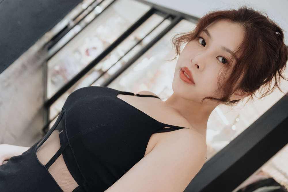 CUS-2584 Angel Films 25-year-old hotel female public relations was hit on right after get off work. The hard penis could not bear the rapid stimulatio