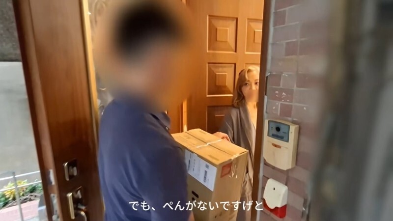 FC2-PPV-4726082 Half price until 8/1!! [Uncensored] Seducing a delivery man and having sex with him immediately! After finishing her morning chores, t